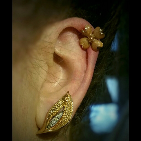 Vintage calla lily w/ rhinestones clip on earrings - Picture 7 of 7